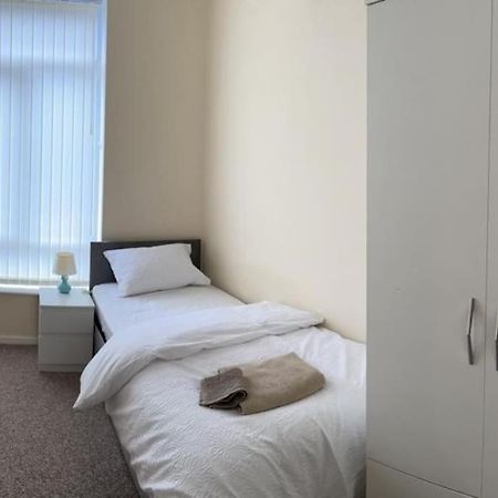 Rooms 7 Minutes From Etihad Manchester Extérieur photo